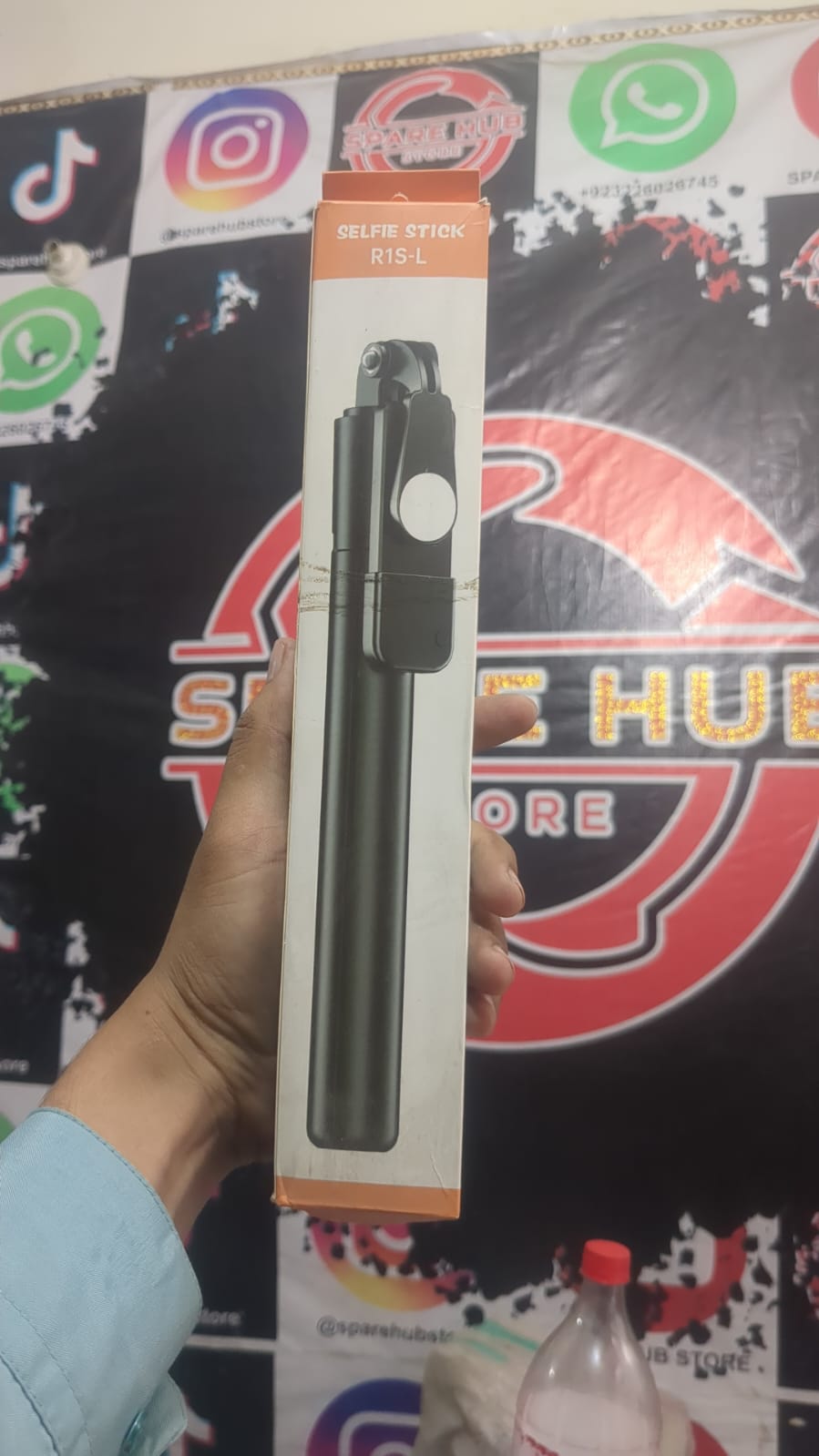 4 In 1 R1SL Selfie Stick Featuring A Bluetooth Remote, Tripod Stand, Light And Retractable Mobile Holder(with light)